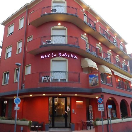 Hotel La Dolce Vita Ріміні Екстер'єр фото