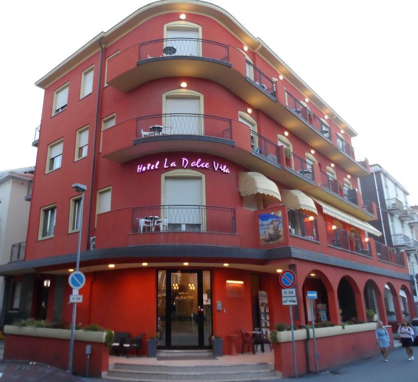 Hotel La Dolce Vita Ріміні Екстер'єр фото